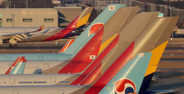 지난 5일 오후 인천국제공항 전망대에서 바라본 계류장에 대한항공과 아시아나항공 여객기가 보이고 있다. (사진=뉴시스)