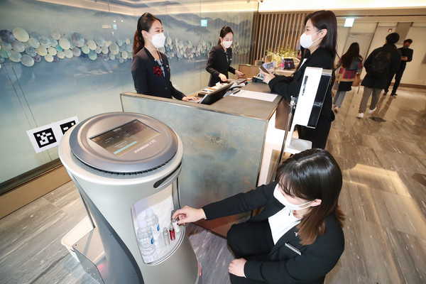 대구 메리어트 호텔&레지던스에서 직원들이 KT AI 호텔로봇을 사용하고 있다. (사진=KT)