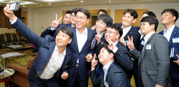 최정우 회장이 첫 현장직 영보드 위원들과 간담회를 가진 뒤 기념촬영을 하고 있다. (사진=포스코)