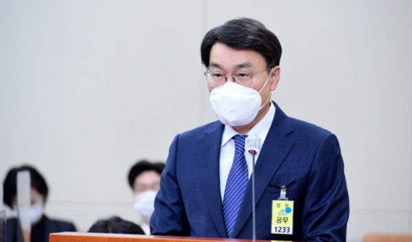 최정우 포스코 회장이 22일 서울 여의도 국회에서 열린 환경노동위원회 산업재해관련 청문회에서 의원의 질의에 답하고 있다. (공동취재사진)