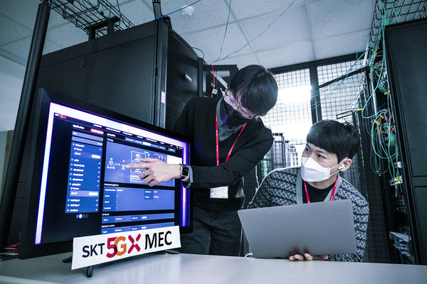 SK텔레콤 5G MEC 개발 담당 연구원들이 SK텔레콤 분당사옥 테스트베드에서 5G MEC 기술을 연구하고 있다. (사진=SK텔레콤)