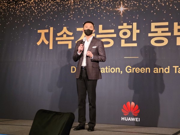 한국화웨이가 지난 8일 주최한 공식 행사에서 손루원 CEO가 기조연설을 하고 있다. (선호균기자)