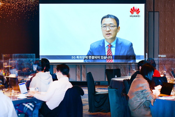 칼 송 화웨이 글로벌 대외협력 및 커뮤니케이션 사장이 영상을 통해 비즈니스 동향과 전략을 설명했다.