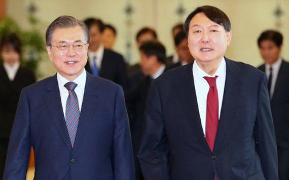 문재인 대통령(왼쪽)과 윤석열 국민의힘 대선 후보 