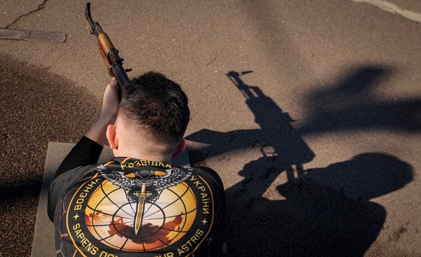  13일(현지시간) 우크라이나 동부 도네츠크의 마리우팔리에서 한 청년이 민간인 기본 전투 훈련에 참여해 소총을 겨누고 있다.(뉴시스 제공)