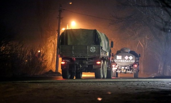 지난 22일(현지시간) 우크라이나 동부 친 러시아 무장세력이 통제하고 있는 도네츠크에서 군용 트럭들이 도로를 주행하고 있다.(뉴시스 제공)