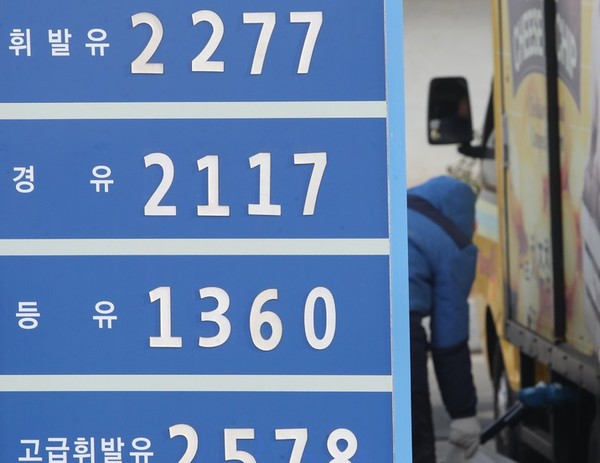 9일 오전 서울의 한 주유소에서 직원이 차량에 주유를 하고 있다. (뉴시스 제공) 