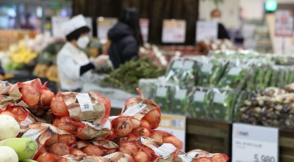 서울 시내의 대형마트에서 시민들이 물품을 구매하고 있다.(뉴시스 제공)