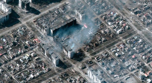 막사 테크놀로지가 제공한 위성 사진에 22일(현지시간) 우크라이나 마리우폴의 아파트가 러시아 포격으로 파괴돼 불에 타고 있다.(뉴시스 제공)
