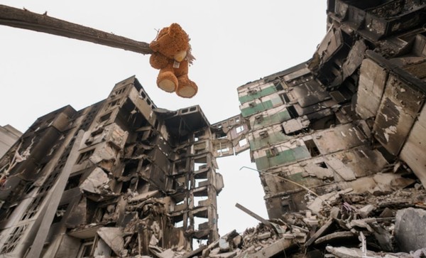 우크라이나 보로댠카에서 파괴된 아파트 앞 나뭇가지에 곰 인형이 매달려 있다.(뉴시스 제공)