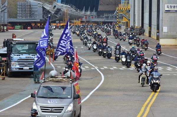 지난해 3월 말 부분파업에 들어가 사내도로에서 오토바이 경적 시위를 벌이는 현대중공업 노조. (현대중공업 노조 제공)
