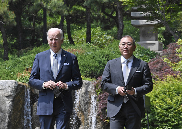 조 바이든 미국 대통령과 정의선 현대차그룹 회장이 22일 서울 용산구 그랜드하얏트서울에서 환담을 갖고 기자단을 대상으로 스피치하기 위해 이동하고 있다. (현대자동차 제공)