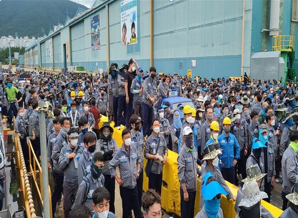 지난 8일에 있었던 대우조선해양 원·하청 직원 반대 시위 (경총 제공) 