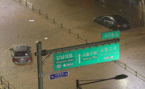 서울과 경기북부 등 수도권에 폭우가 내린 8일 오후 서울 강남구 일대 도로가 침수돼 차량이 잠겨 있다.(뉴시스 제공)