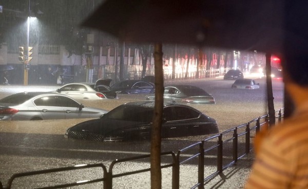 서울과 경기북부 등 수도권에 폭우가 내린 8일 오후 서울 강남구 일대 도로가 침수돼 차량이 잠겨 있다. (뉴시스 제공) 