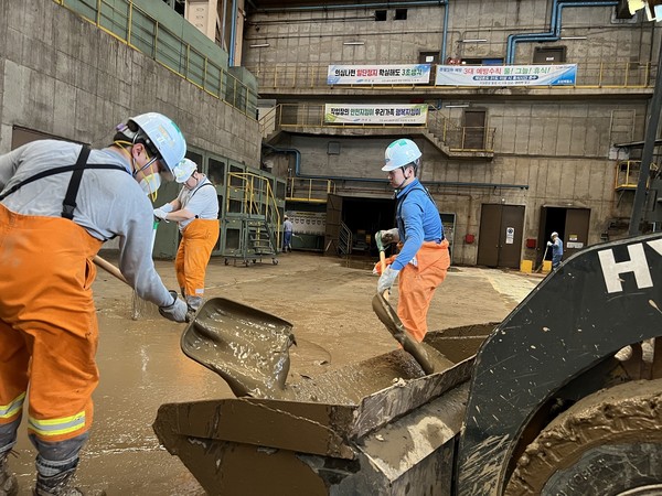 포항제철소 직원들이 태풍 힌남노 피해 복구에 구슬땀을 흘리고 있다. (포스코 제공)