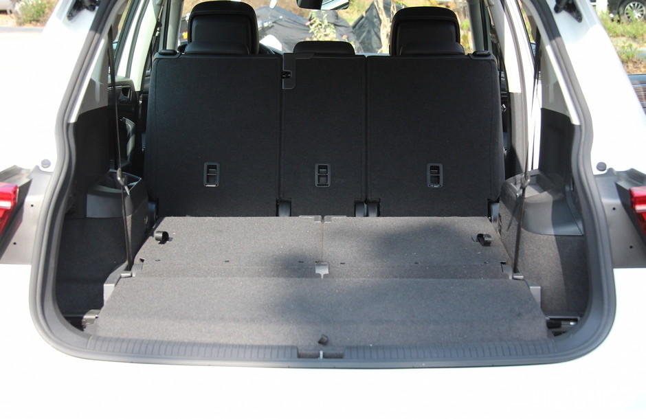 신형 티구안 올 스페이스 트렁크는 기본 230ℓ, 3열을 접으면 700ℓ, 2열도 접으며 1775ℓ로 각각 넓어진다. [사진=정수남 기자]