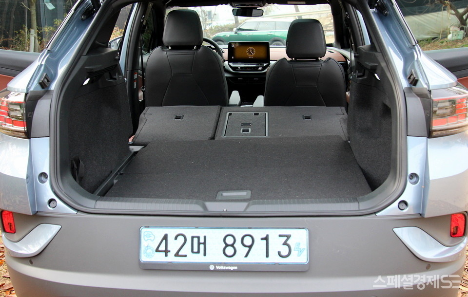 I.D.4의 적재 트렁크 공간은 기본 543ℓ에 스키 쓰루가 있다. 2열을 접으면 트렁크를 1575ℓ로 확대할 수 있다. [사진=정수남 기자]