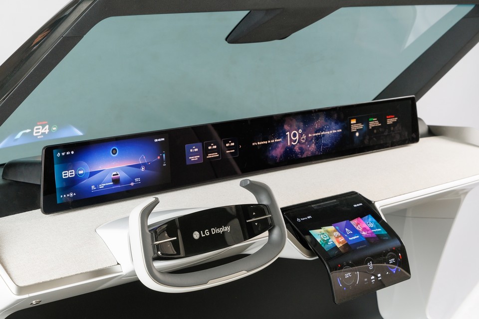 LG디스플레이가 CES 2023에서 혁신적 차량용 디스플레이를 대거 공개한다. 사진은 LG디스플레이의 차량용 P-OLED로 구성된 디지털 콕핏의 모습. [사진=LG디스플레이] 