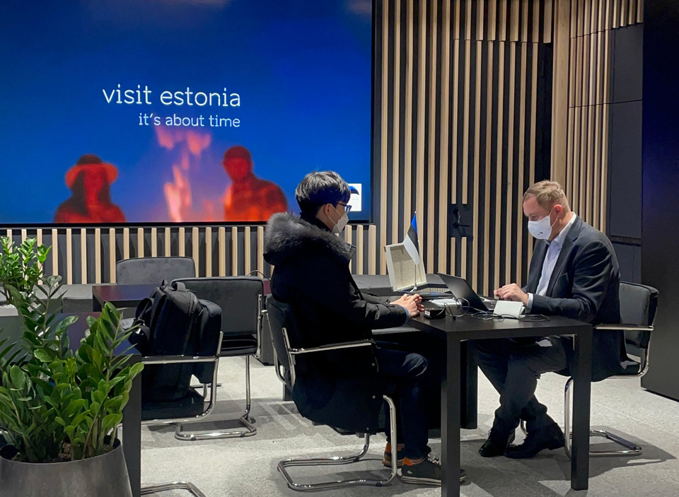 에스토니아 비즈니스 허브에서 방문객이 에스토니아 관계자와 상담하고 있다. [사진=에스토니아 비즈니스 허브] 