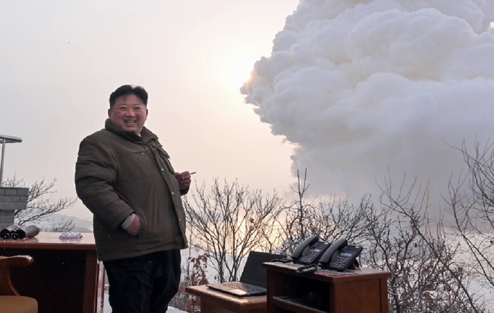 김정은 북한 국무위원장이 지난해 12월 15일 오전 북한 동창리 서해위성발사장에서 대륙간탄도미사일(ICBM)용으로 보이는 대출력 고체연료 발동기 시험을 현지 지도하는 모습. [사진=조선중앙TV, 뉴시스]