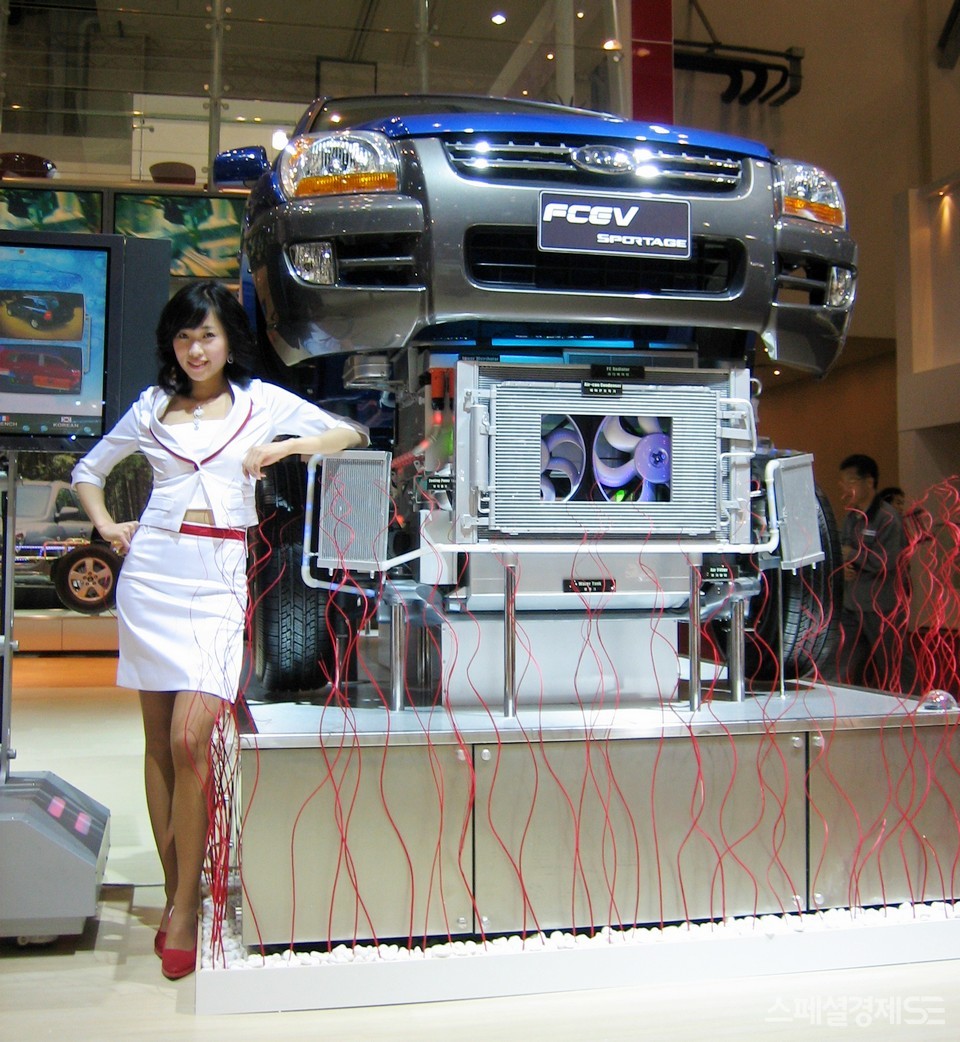 MK는 2000년대 중반 수소전기차 개발에 돌입했다. 2000년대 중반 서울모터쇼에 나온 기아차 스포티지 수소전기차. [사진=정수남 기자]