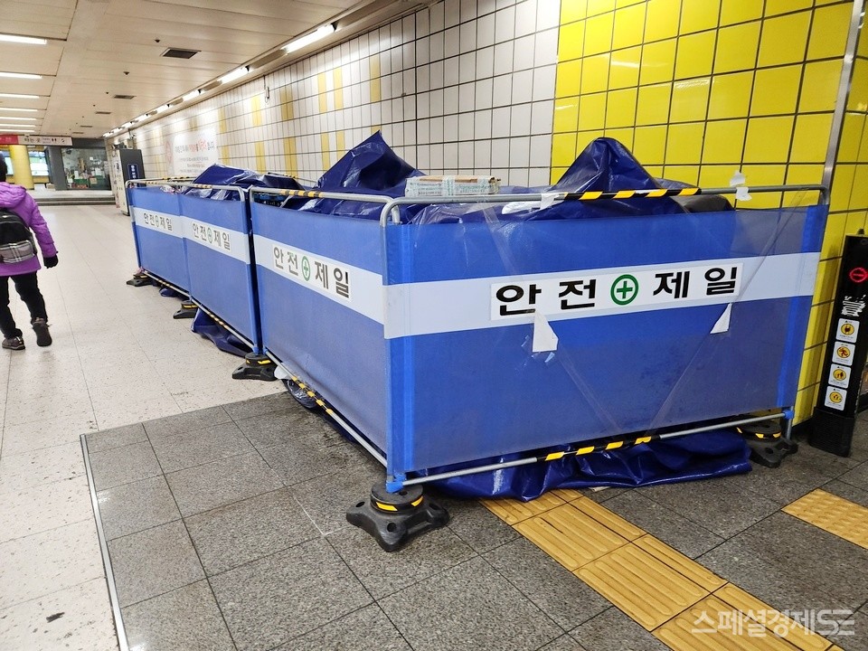 서울지하철 8호선 남한산성입구역 1번 출구. 지난해 8월 하순 폭우로 이곳 에스컬레이터가 5개월 가동을 멈췄다. 수리 후 올해 1월 중순 재가동에 들어갔지만, 관련 부품 등은 1개월 동안 이곳에 방치됐다. [영상/사진=정수남 기자]