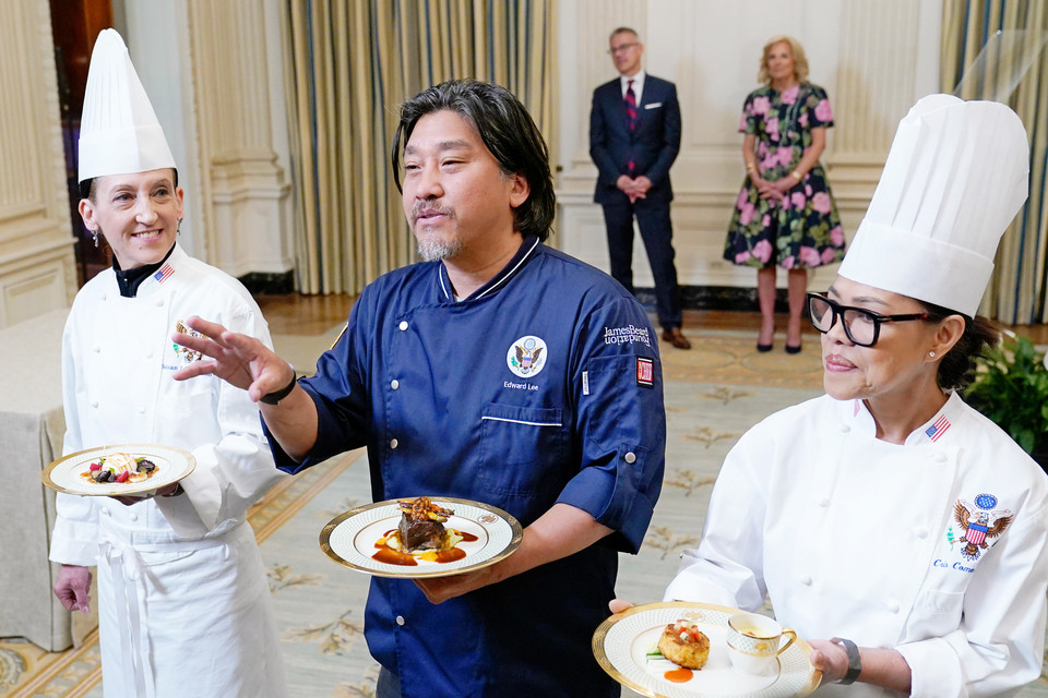 한국계 요리사 에드워드 리(가운데)가 백악관 수석 요리사와 이번 만찬을 준비했다. [사진=뉴시스]
