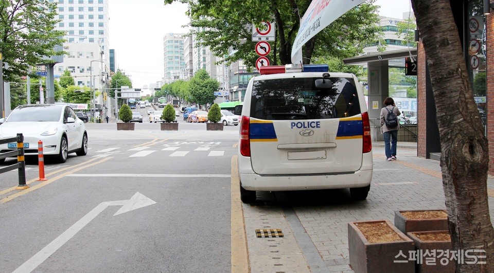 공무수행 중인지, 옆 커피전문점에서 커피를 구입하는 지 경찰차가 서울 신촌 연세로 인도를 점령하고 있다. 노란색 실선 구간으로 주정차 위반 과태료 8만원 부과 대상이다. [사진=정수남 기자]