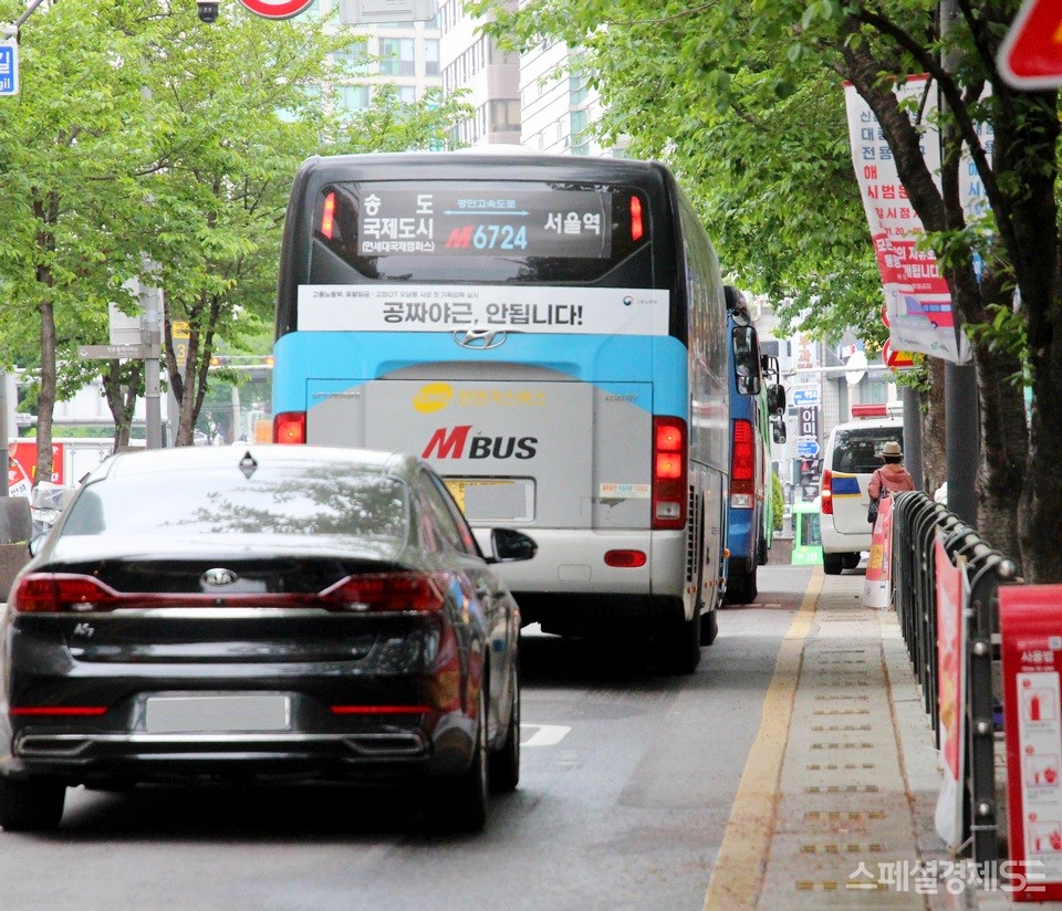 이곳은 연세대학교로 통하는 인도로, 보행인과 함께 버스 등 차량 통행이 많다. [사진=정수남 기자]