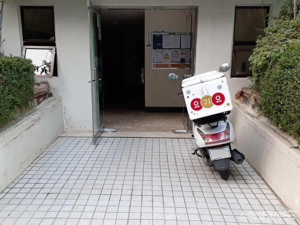 요기요 배달 이륜차다. 서울 방배로 인도를 질주하더니, 방배로에서는 곡예 운전을 하고 있다. 성남시 한 아파트 출입구에는 항상 오기요 이륜차가 주차해 있다. [사진=정수남 기자]