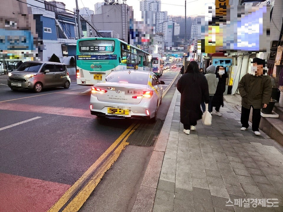 택시가 성남 중원구 자헤로 편도 2차선 가운데 한 개 차선을 막았다. 퇴근 시간대로 차량이 많다. [사진=정수남 기자]