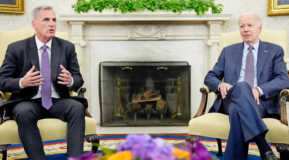 (오른쪽부터)조 바이든 미국 대통령과 케빈 매카시 하원의장이 백악관에서 연방정부 부채한도를 논의했다. [사진-뉴시스]