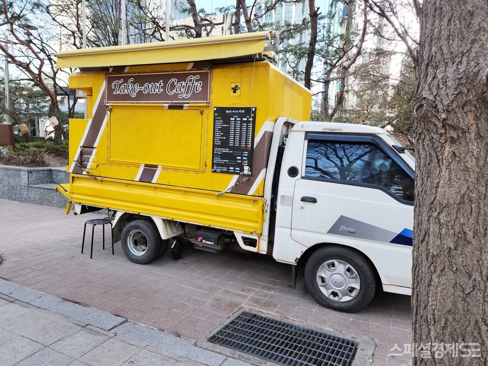현재 국내 커피시장은 포화상태다. (위부터)서울 여의도에 있는 커피 판매 트럭과 서울 지하철2호선 구로디지털단지역 인근 골목에 커피 전문점 두곳이 바라보고 있다. 이중 트럭 행상은 동네에서 운영하던 커피전문점을 접었다고. 성남 둔촌대로에 있는 24시간 무인 커피 전문점은 잠자는 장소로도 활용할 수 있다. [사진=정수남 기자]
