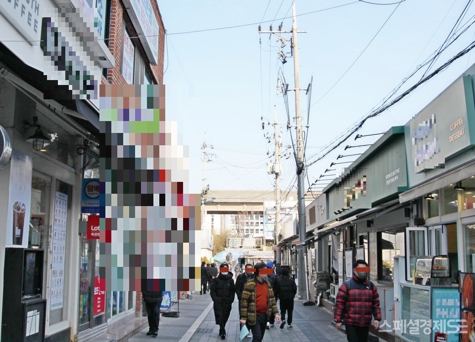 현재 국내 커피시장은 포화상태다. (위부터)서울 여의도에 있는 커피 판매 트럭과 서울 지하철2호선 구로디지털단지역 인근 골목에 커피 전문점 두곳이 바라보고 있다. 이중 트럭 행상은 동네에서 운영하던 커피전문점을 접었다고. 성남 둔촌대로에 있는 24시간 무인 커피 전문점은 잠자는 장소로도 활용할 수 있다. [사진=정수남 기자]