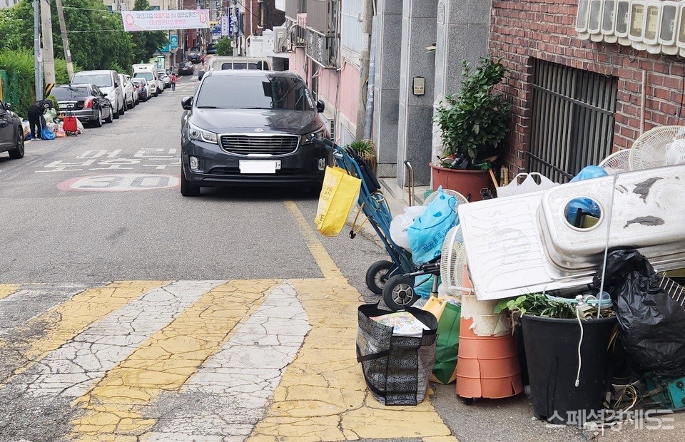 폐지나 고물 등을 주워 판매해 생계를 유지하는 노인이 전국에 1만5000명 정도다. (위부터)20대 청년이 성남시 산성대로에서 70대 노인의 폐지 수집 모습을 물끄러미 바라보고 있다. 인근 성남동중학교 옆에 사는 80대 노인이 고물을 수집하고 있다. 이 노인이 사는 집 앞에 주워 온 고물이 쌓였다. [사진=정수남 기자]