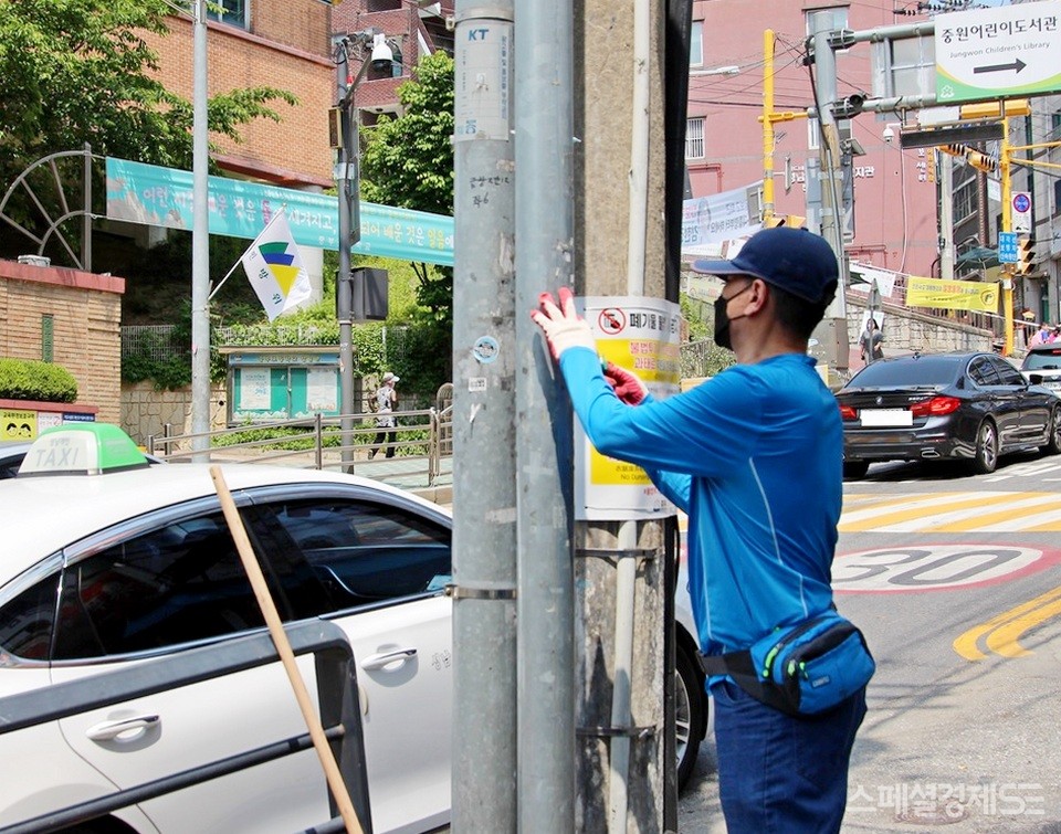 가맹점보다 차라리 일반 자영업과 월급쟁이가 낮겠지만, 상황은 별반 다르지 않다. 서울지하철 8호선 남한산성입구역 옆에 80대 노인이 감자와 생강 등을 파는 노점을 열었지만, 손님이 없다. 인근 자혜로 중부초등학교 앞에서 공공근로를 하는 노인도 최근 기온이 오르면서 힘들기는 마찬가지다. [사진=정수남 기자]