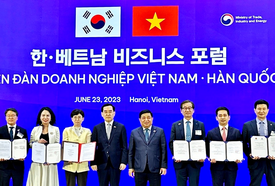 강구영(오른쪽 세번째) KAI 사장이 베트남 항공우주기업인 VTX사와 헬기사업 협력 업무협약을 최근 체결했다. [사진=KAI]