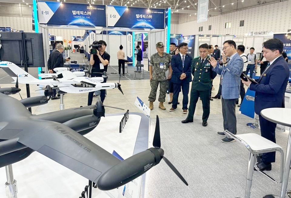 (오른쪽 두번째부터)신상준 KAI 미래비행체연구실 상무가 엄용진 육군 군수사령관 중장에게 KAI 제품을 설명하고 있다. [사진=KAI]