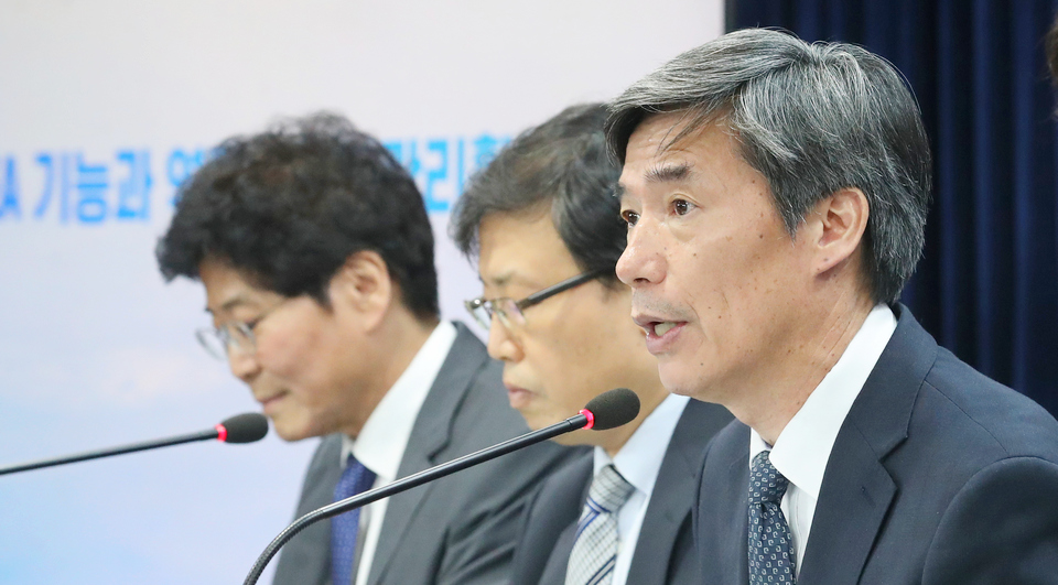 박구연(오른쪽 첫번째) 국무조정실 국무차장이 정부서울청사에서 후쿠시마 오염수 방류 관련 브리핑을 하고 있다. [사진=뉴시스]