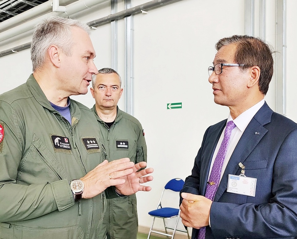 (왼쪽부터)강구영 KAI 사장이 폴란드 민스크 공군기지의 크리스토프 스토비예츠키 비행단장을 만나 납품과정을 협의하고 있다. [사진=KAI]