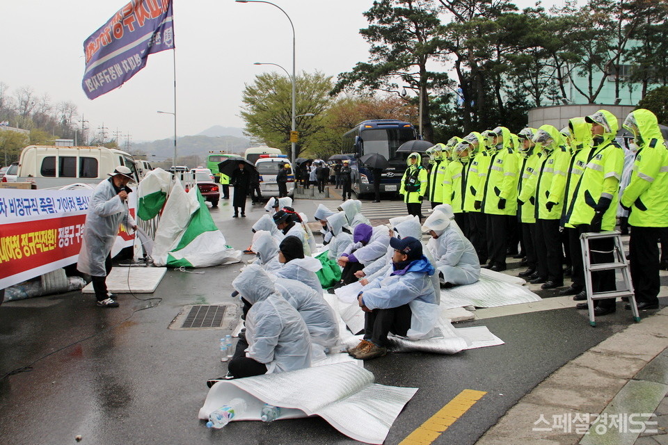 현대차 노조원이 2013년 비정규직 정규직 전환을 요구하면서 서울 양재동 사옥 앞에서 농성하고 있다. [사진=정수남 기자]