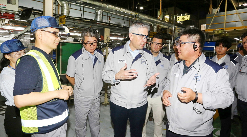 헥터 비자레알(오른쪽 두번째) GM 한국사업장 사장이 GM 부평공장을 찾았다. [사진=GM 한국사업장]