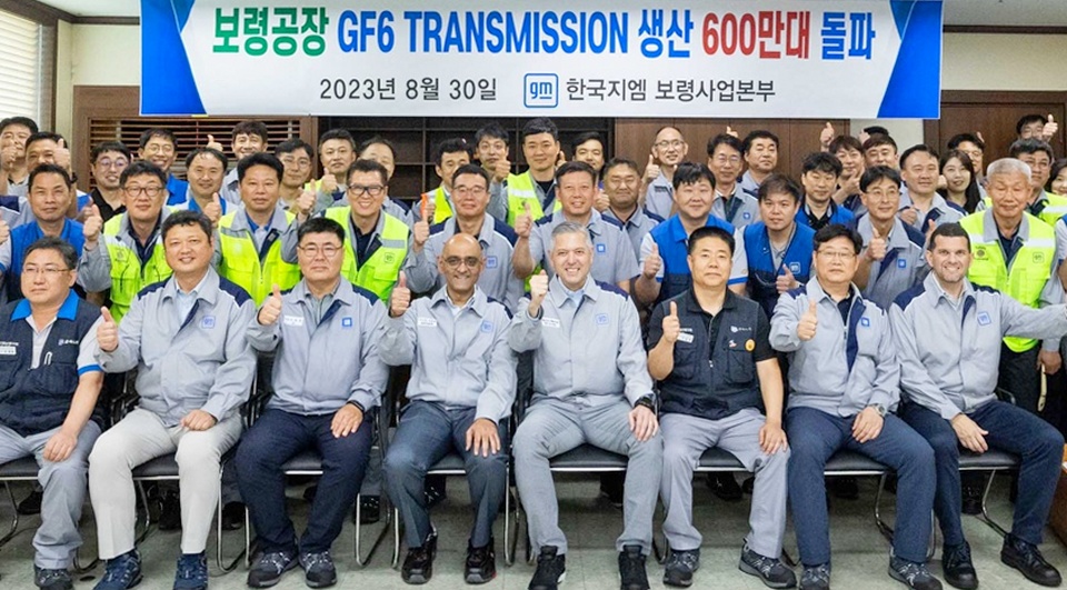 헥터 비자레알(앞줄 오른쪽 네번째) GM 한국사업장 신임 사장이 충남 보령공장을 방문하고, 임직원 등을 만났다. [사진=한국사업장]