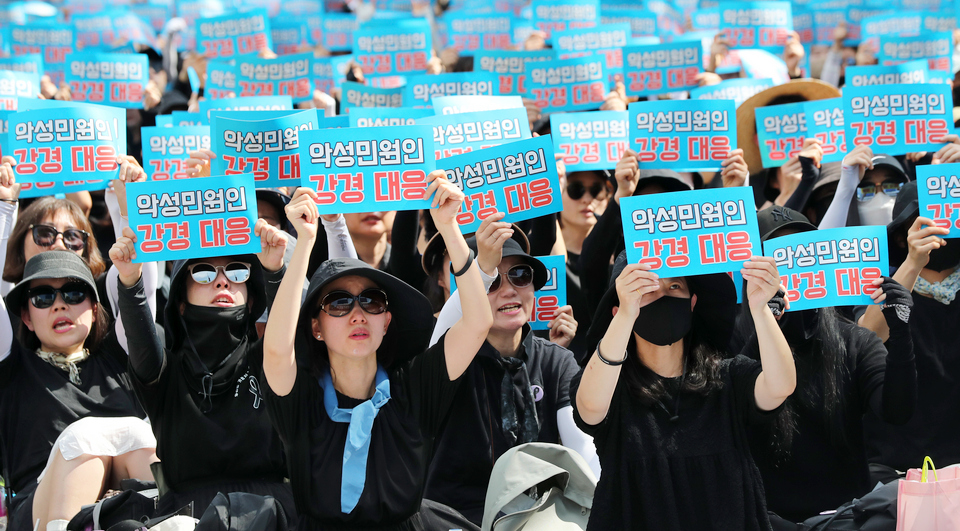 2일 서울 영등포구 국회 앞에서 열린 50만 교원 총궐기 추모 집회 모습. [사진=뉴시스]
