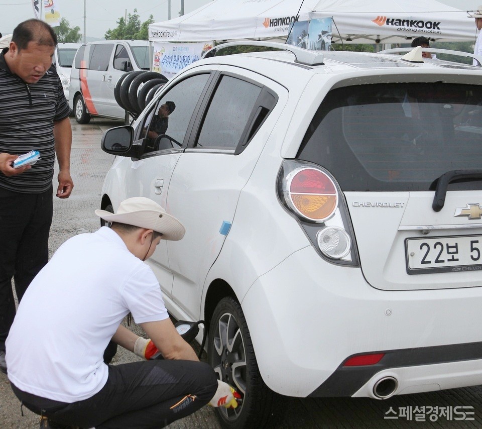 점검에서 전문가가 고객 차량의 타이어 공기압을 살피고 있다. [사진=스페셜경제]