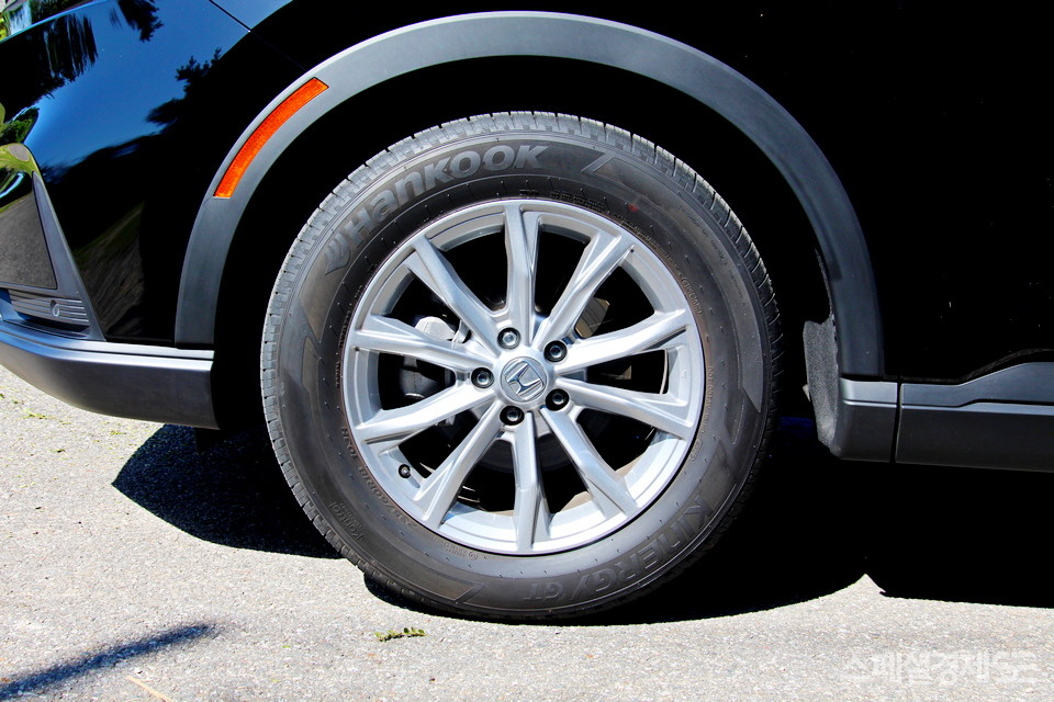 CR-V 터보는 등판능력이 탁월해 오르막에서도 평지와 다름없이 달린다. 비포장도로 주파력도 우수하다. 폭 235㎜, 편평비 60%, 레이디얼 타이어를 18인치 알로이휠에 장착한  CR-V 터보는 우수한 승자감도 자랑한다.
