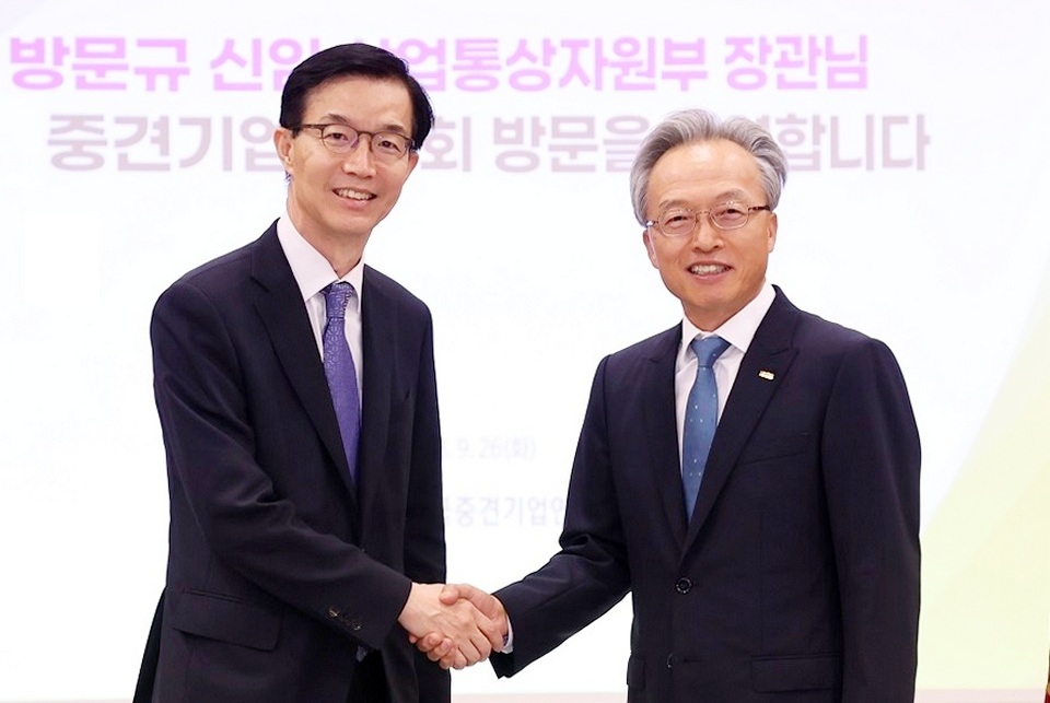 (왼쪽부터)방문규 산업통상자원부 신임 장관이 최진식 한국중견기업연합회 회장을 26일 만났다. [사진=중견련]