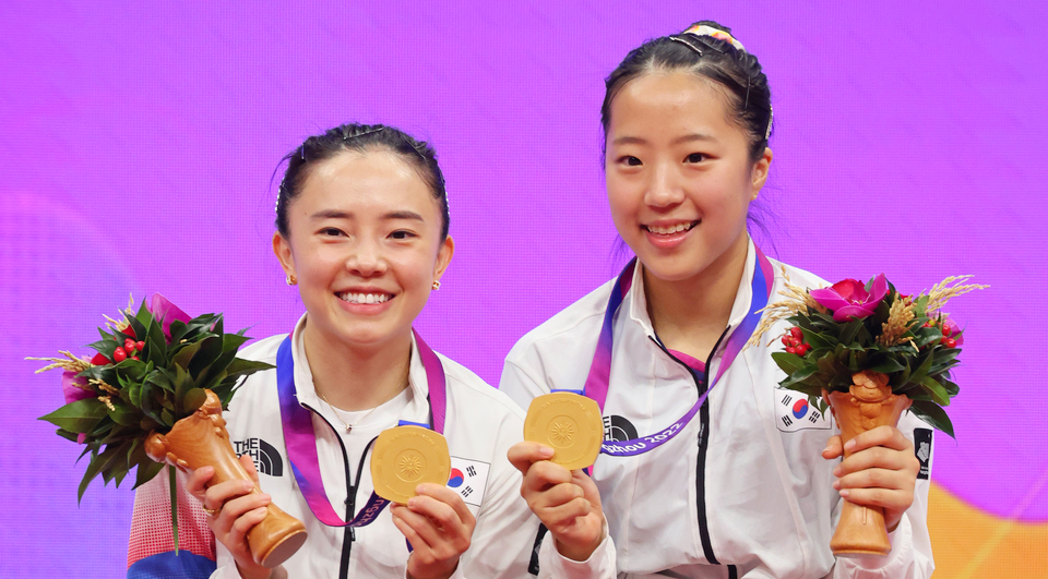 중국 항저우아시안게임 여자 탁구 복식 결승전에서 북한을 꺽고 금메달을 획득한 (왼쪽부터)전지희 선수와 신유빈 선수. [사진=뉴시스]