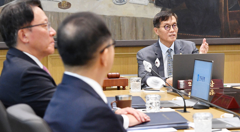 이창용(오른쪽 첫번째) 한국은행 총재가 서울 중구 한국은행에서 열린 금융통화위원회를 주재하고 있다. [사진=뉴시스]